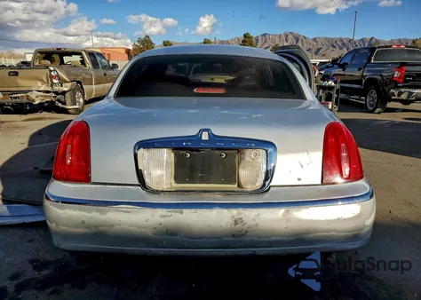 2002 Lincoln Town Car Signature z USA, uszkodzony, nr VIN 1LNHM82W52Y663488